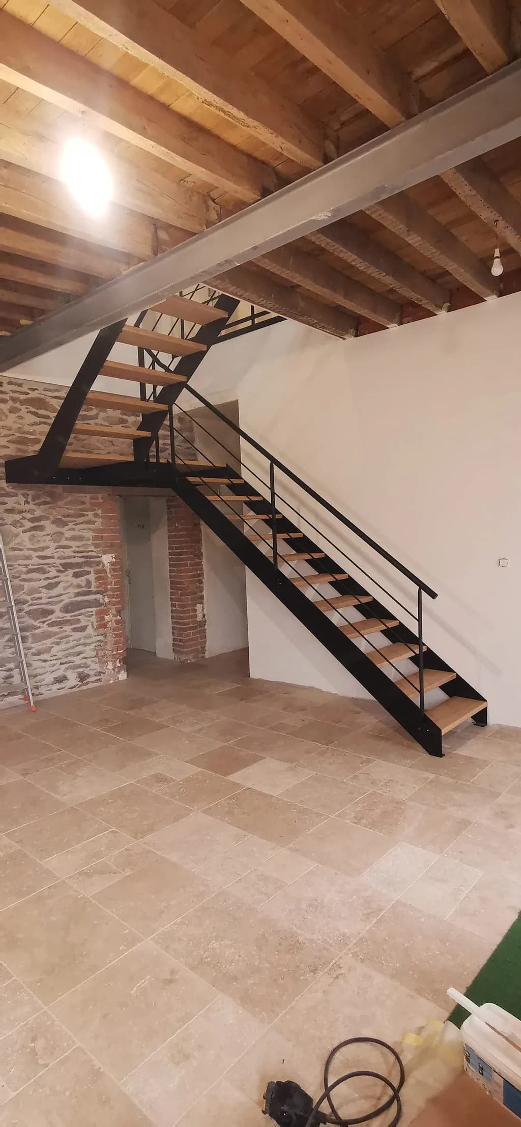 Escalier acier & bois sous poutre IPN